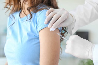 Klinikte kovid 19 'a karşı aşı yapan doktor.