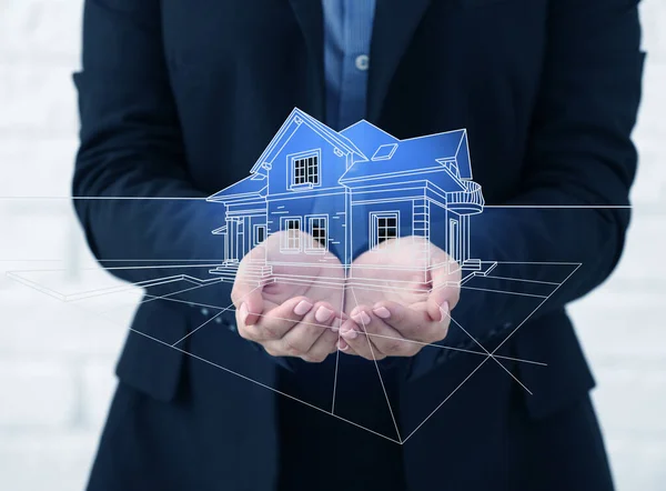 Immobilienmaklerin Mit Digitaler Projektion Des Gebäudes Auf Hellem Hintergrund — Stockfoto