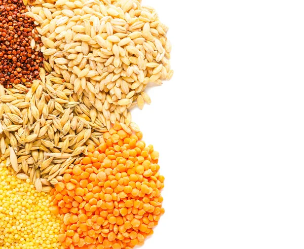Haufen Verschiedener Getreidesorten Und Hülsenfrüchte Auf Weißem Hintergrund — Stockfoto