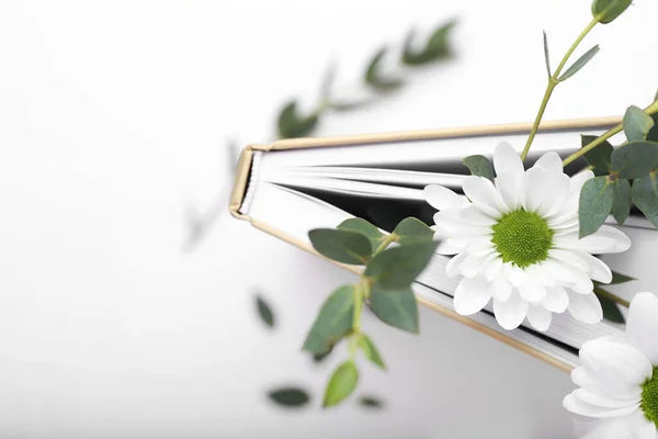 Livro Com Decoração Floral Sobre Fundo Branco Close — Fotografia de Stock