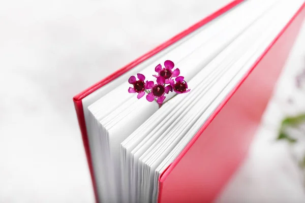 Book Fresh Flowers Closeup — Stock Photo, Image