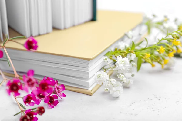 Boeken Met Verse Bloemen Lichte Achtergrond Close — Stockfoto