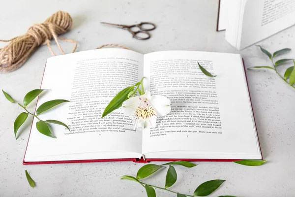 Book Floral Decor Light Background — Stock Photo, Image