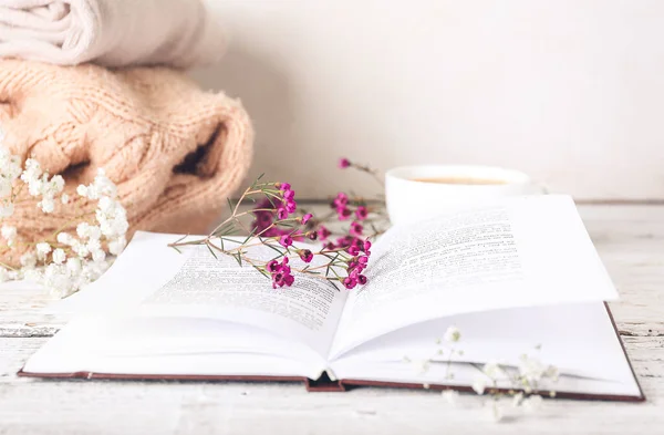 Libro Con Flores Frescas Mesa — Foto de Stock