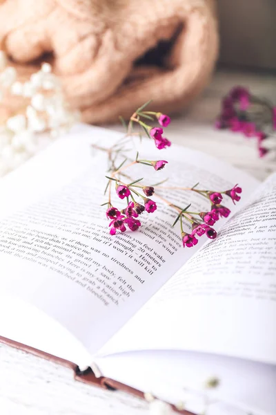 Libro Con Flores Frescas Mesa Primer Plano — Foto de Stock