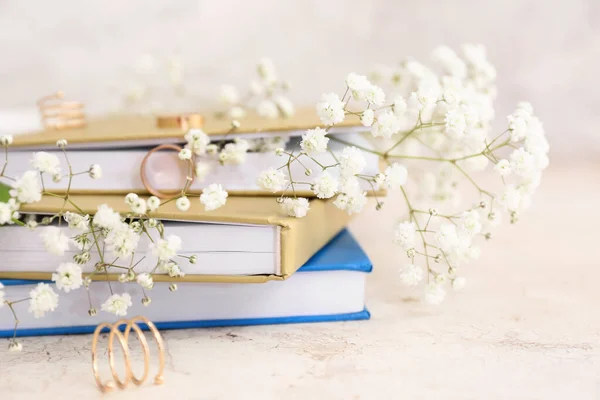 Böcker Med Färska Blommor Och Gyllene Ringar Grunge Bakgrund — Stockfoto