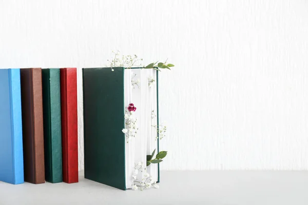 Livros Com Decoração Floral Sobre Fundo Branco — Fotografia de Stock