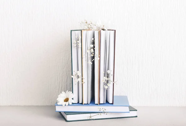 Βιβλία Φρέσκα Λουλούδια Λευκό Φόντο — Φωτογραφία Αρχείου