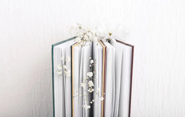 Libri Con Fiori Freschi Sfondo Bianco — Foto Stock