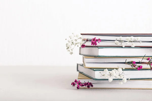 Könyvek Friss Virágokkal Fehér Háttéren — Stock Fotó