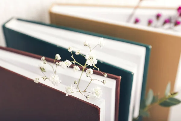 Böcker Med Färska Blommor Närbild — Stockfoto