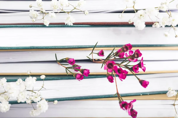 Libros Con Flores Frescas Primer Plano — Foto de Stock