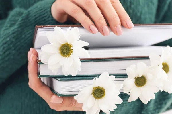 Mujer Sosteniendo Libros Con Flores Frescas Primer Plano — Foto de Stock