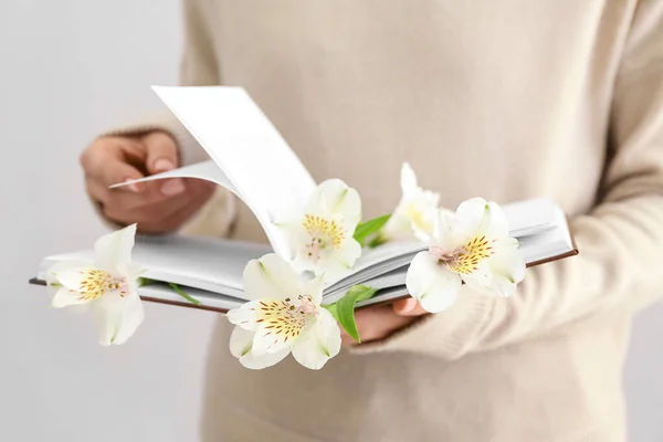 Woman Holding Book Fresh Flowers Closeup — Stock Photo, Image