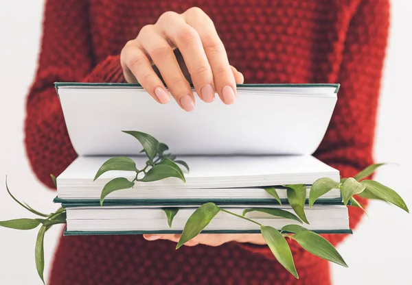 Mujer Sosteniendo Libros Con Hojas Verdes Primer Plano — Foto de Stock