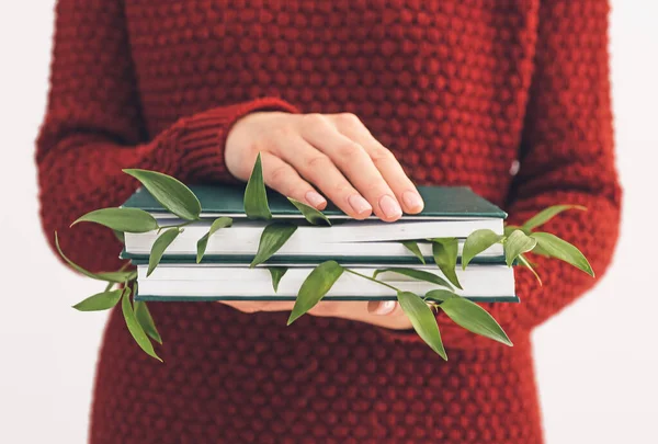 Mujer Sosteniendo Libros Con Hojas Verdes Primer Plano — Foto de Stock