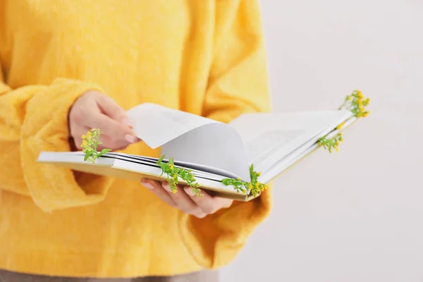 Mujer Sosteniendo Libro Con Flores Frescas Sobre Fondo Claro Primer — Foto de Stock