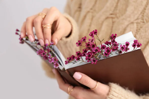 Mujer Sosteniendo Libro Con Flores Frescas Primer Plano — Foto de Stock