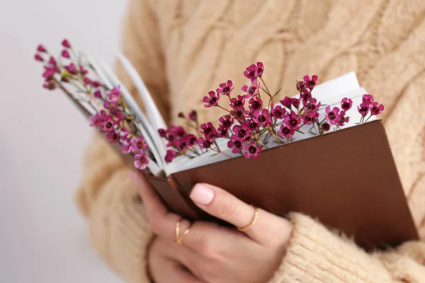 Woman Holding Book Fresh Flowers Closeup — Stock Photo, Image