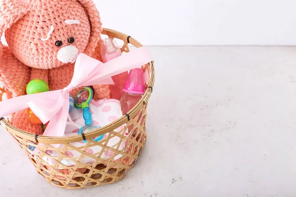 Cesta Mimbre Con Regalos Para Bebé Sobre Fondo Claro — Foto de Stock