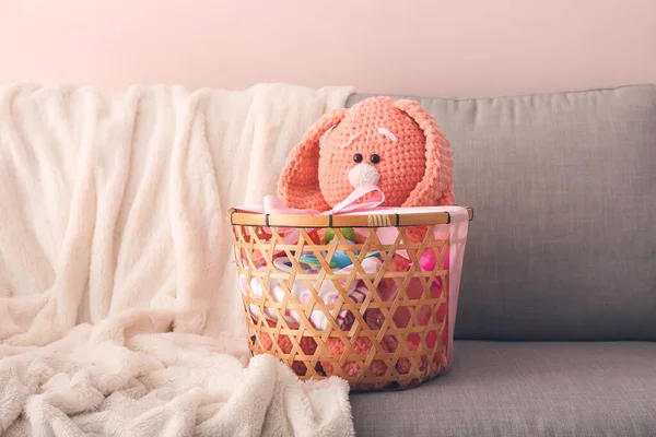 Cesta Mimbre Con Regalos Para Bebé Sofá — Foto de Stock