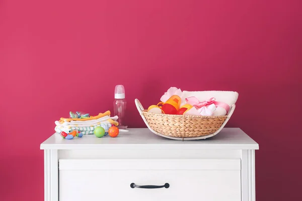 Wicker Basket Gifts Baby Chest Drawers Color Wall — Stock Photo, Image