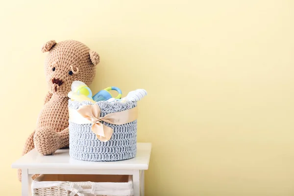 Mand Met Geschenken Voor Baby Teddybeer Tafel Buurt Van Kleur — Stockfoto