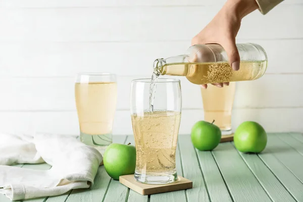 Frau Gießt Apfelmost Aus Flasche Glas Auf Tisch — Stockfoto