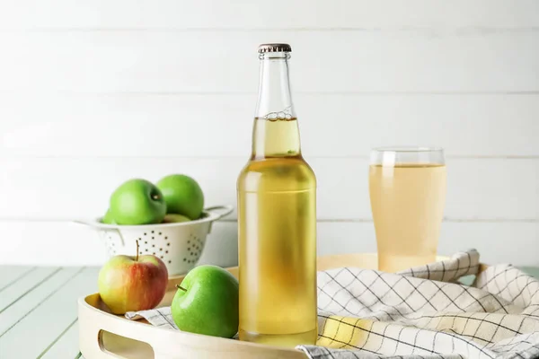 Flasche Und Glas Mit Apfelmost Auf Dem Tisch — Stockfoto