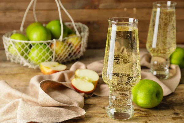 Glasses Cold Apple Cider Basket Table — Stock Photo, Image