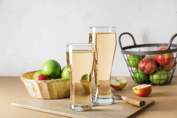 Glasses Apple Cider Baskets Table — Stock Photo, Image