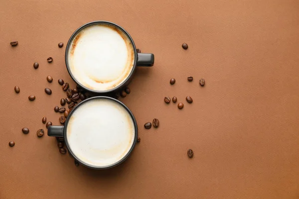 色の背景にホットカプチーノコーヒーのカップ — ストック写真