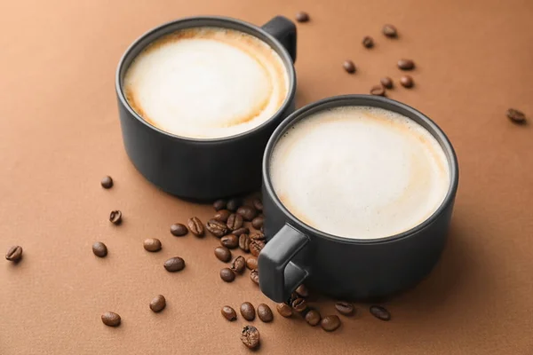 Tassen Mit Heißem Cappuccino Kaffee Auf Farbigem Hintergrund — Stockfoto