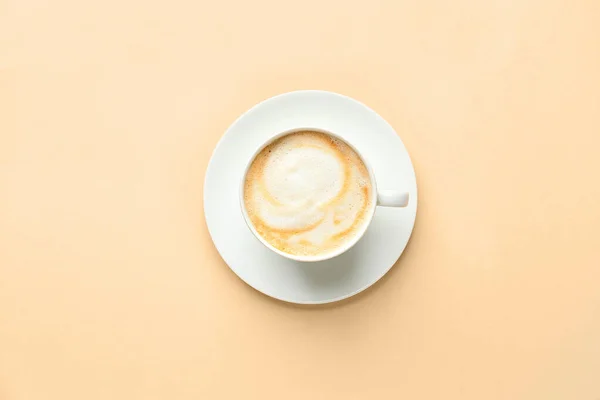 颜色背景的热卡布奇诺咖啡杯 — 图库照片