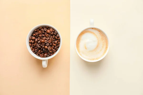 Bekers Van Hete Cappuccino Koffiebonen Kleur Achtergrond — Stockfoto