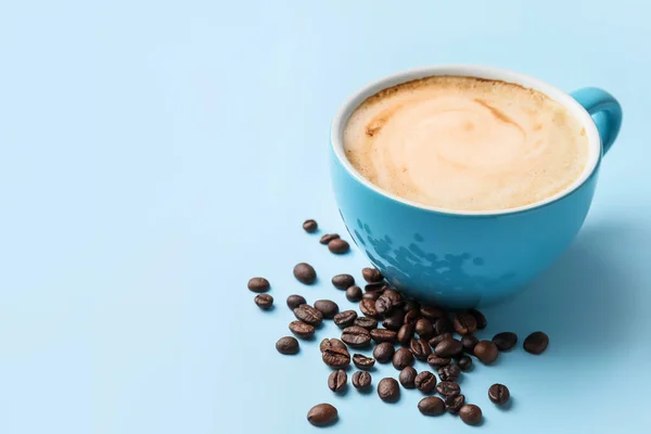 Tasse Heißen Cappuccino Kaffee Auf Farbigem Hintergrund — Stockfoto