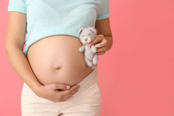 Giovane Donna Incinta Con Giocattolo Sfondo Colore — Foto Stock