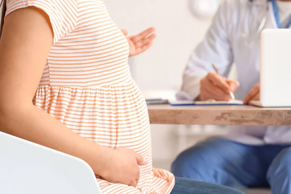 Young Pregnant Woman Visiting Doctor Clinic — Stock Photo, Image