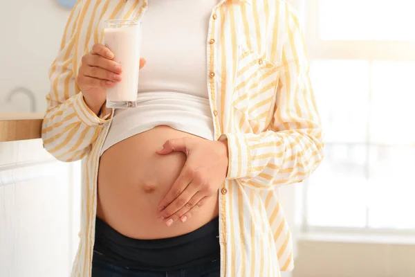 Jonge Zwangere Vrouw Die Thuis Gezonde Yoghurt Drinkt — Stockfoto