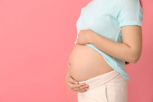 Jeune Femme Enceinte Sur Fond Couleur — Photo