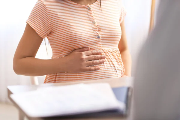 Mujer Embarazada Joven Que Visita Médico Clínica —  Fotos de Stock