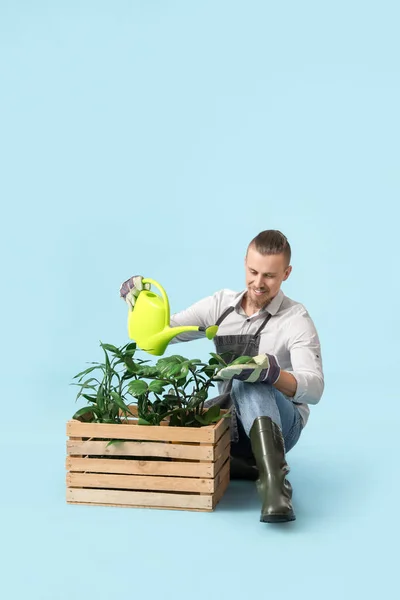 Joven Jardinero Masculino Sobre Fondo Color — Foto de Stock