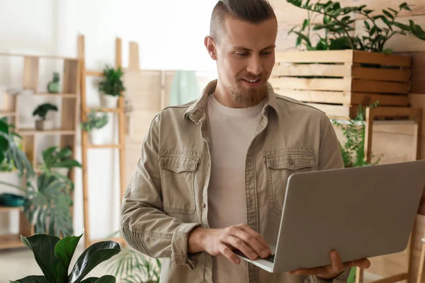 Young Gardener Laptop Home — Stock Photo, Image