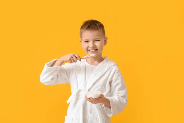 Little Boy Brushing Teeth Color Background — Stock Photo, Image