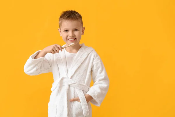 Kleine Jongen Poetsen Tanden Kleur Achtergrond — Stockfoto