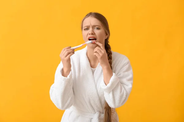 満足できない女性で歯ブラシで色の背景 — ストック写真