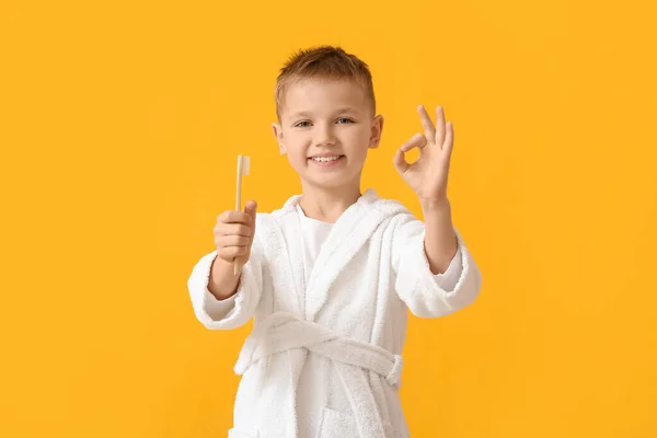 Kleine Jongen Met Tandenborstel Tonen Kleur Achtergrond — Stockfoto