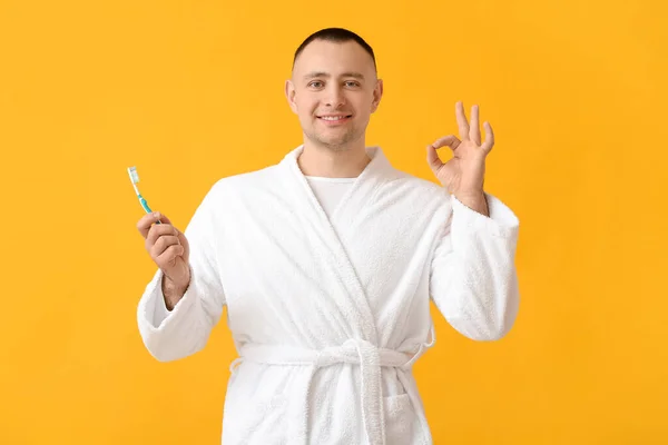 歯ブラシを持つ男は色の背景でOk — ストック写真