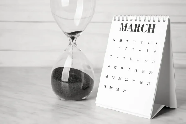 Flip Paper Kalender Mit Sanduhr Auf Dem Tisch — Stockfoto