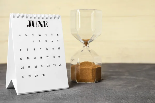 Flip Paper Kalender Mit Sanduhr Auf Dem Tisch — Stockfoto